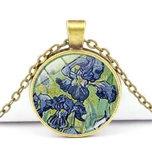 Vue macro du pendentif rond en bronze avec cabochon en verre motif Van Gogh Iris