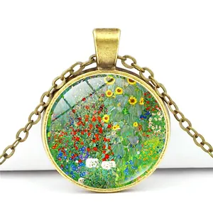 Détail d'un pendentif en bronze vintage avec l'art floral de Gustav Klimt sous verre