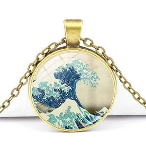 Détail du pendentif rétro en bronze avec motif de vague, dôme en verre et chaîne