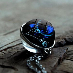 Collier constellation Poissons avec pendentif boule de verre étoile bleue sur bois