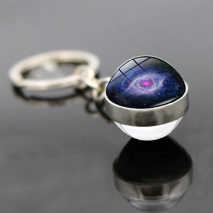 Macro del portachiavi a sfera in vetro con nebulosa a elica e anello in metallo argento