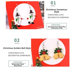 Details von Weihnachts-Schneemann und goldene Glocke Ohrringen auf roter Karte