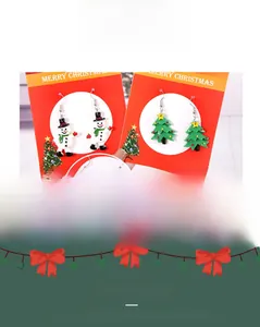 Details der Vorder- und Rückseite von weihnachtlichen Schneemann- und Tannenohrringen