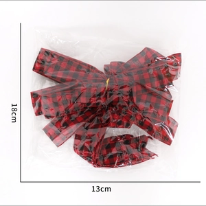 Detailaufnahme einer rot-schwarz karierten Weihnachtsschleife mit den Maßen 13cm mal 18cm