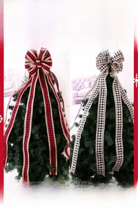 Détail de grands nœuds de Noël à carreaux avec de longs rubans pour la cime du sapin