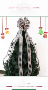 Détail d'un grand nœud à carreaux noir et blanc pour la décoration du sapin de Noël