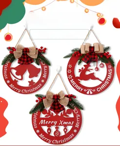 Détail de suspensions de Noël en bois rouge avec motifs évidés de renne et cloche