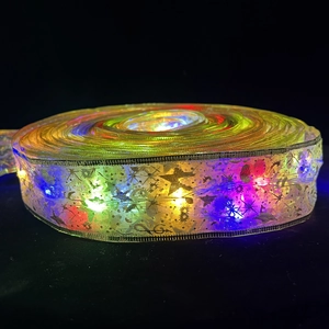 Dettaglio macro del nastro LED RGB multicolore con stelle dorate per decoro natalizio