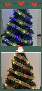 Dettaglio del nastro natalizio in rete dorata con stelle LED luminose in toni freddi e caldi