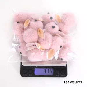 Detailansicht der Waage mit 10 rosa Plüsch-Osterhasen und einem Gewicht von 41,5 Gramm