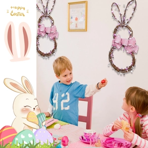Osterhasenkranz mit rosa Schleife und silbernen Sternen in einem festlichen Esszimmer