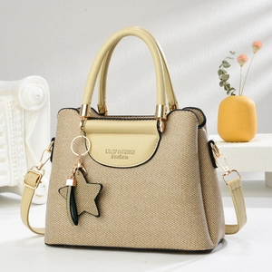 Détail du sac à main en toile avec rabat en cuir et pendentif étoile