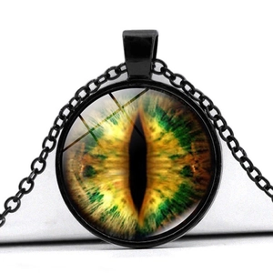 Détail du pendentif cabochon œil de dragon vert sur une chaîne en alliage noir