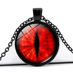 Détail macro du pendentif œil de dragon en verre avec pupille rouge et chaîne noire