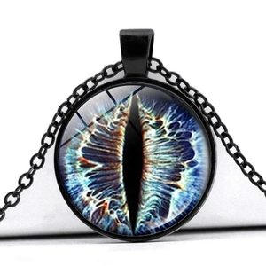Détail du pendentif œil de dragon en verre avec chaîne en métal noir style gothique