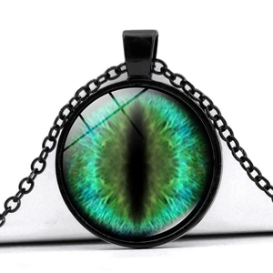 Collier avec pendentif œil de dragon en verre vert sur une chaîne en métal noir