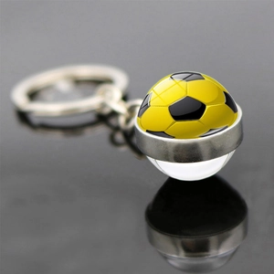 Vue macro du porte-clés football en verre double face avec finition métal argenté