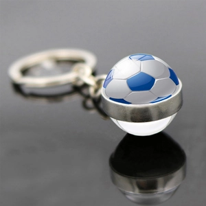 Vue détaillée du porte-clés football en verre double face avec finition métal argenté