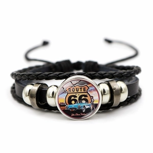 Vue macro détaillée du cabochon Route 66 sur un bracelet multicouche en cuir tressé artisanal
