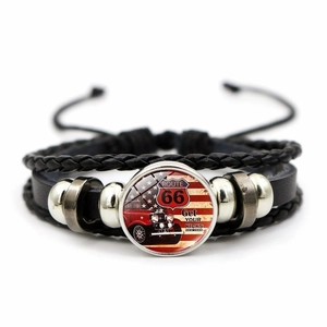 Détail du bracelet en cuir multicouche avec cabochon Route 66 et anneaux en métal