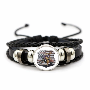 Détail du bracelet en cuir multicouche avec pendentif vintage USA biker girl et perles