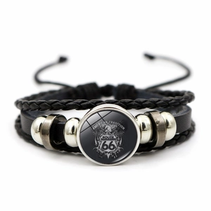 Détail du bracelet multicouche en cuir avec charm cabochon en verre vintage Route 66