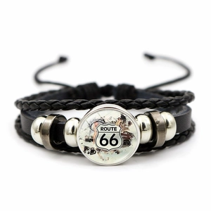 Détail du bracelet multicouche en cuir Route 66 avec perles et cordons réglables