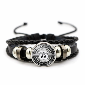 Détail d'un bracelet multicouche en cuir avec emblème Route 66 et perles au style vintage