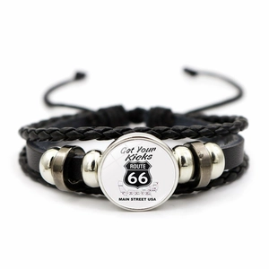 Détail du dôme en verre Route 66 sur bracelet multicouche en cuir tressé noir rétro
