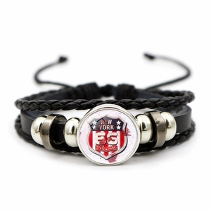 Détail du bracelet en cuir multicouche avec dôme en verre Route 66 New York et perles