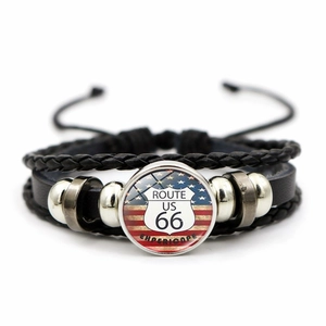 Détail du bracelet multicouche en cuir vintage avec cabochon en verre US Route 66
