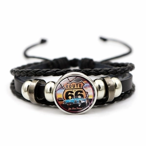 Vue détaillée du bracelet en cuir Route 66 montrant des cordons tressés et des charms