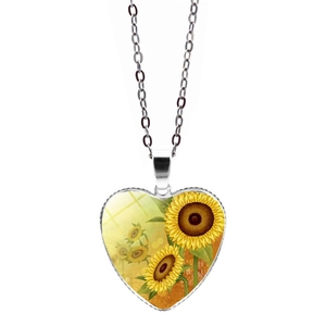 Dettaglio della collana con ciondolo a cuore in argento e motivo a girasole luminoso