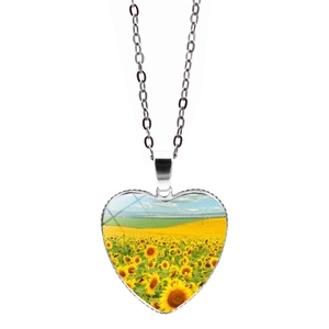 Dettaglio della collana con ciondolo a cuore girasole e catena d'argento lucida