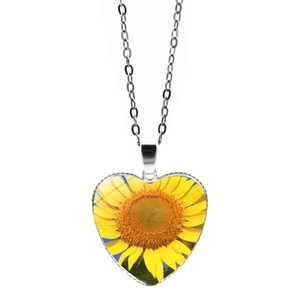 Dettaglio del ciondolo a cuore in argento con girasole giallo e bordo decorativo seghettato