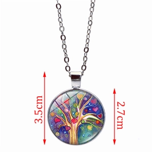Silberne Lebensbaum-Halskette mit Glas-Cabochon und Größenangabe von 2,7 cm Durchmesser