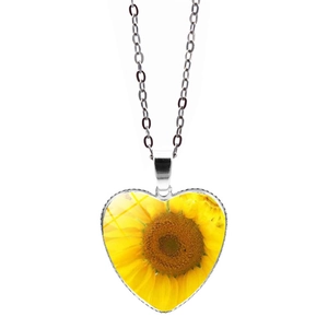 Vista dettagliata del ciondolo a cuore in argento con girasole in vetro e catena sottile