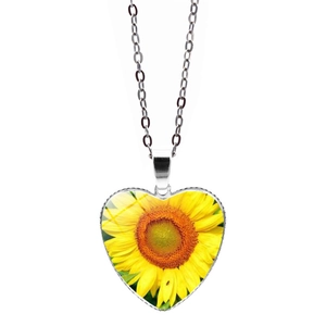 Dettaglio della collana con pendente a cuore di girasole e catena a maglie argento