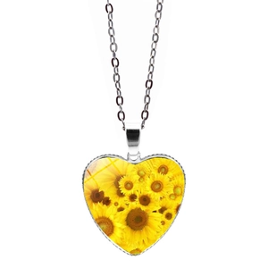 Vista dettagliata della collana a cuore argento con motivo floreale di girasole vivace