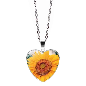 Dettaglio della collana con ciondolo a cuore e girasole con finitura argento lucido