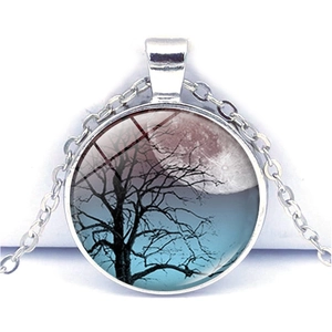 Makroaufnahme der silbernen Lebensbaum-Kette mit rotem Mond und Glaskuppel-Anhänger