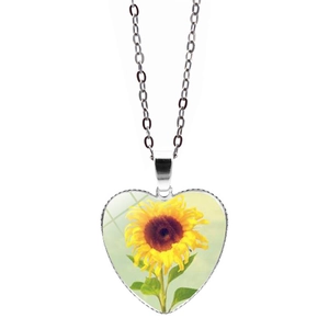 Collana con ciondolo a cuore e girasole argentato con catena a maglie sottili chic
