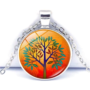 Detail der Lebensbaum-Halskette mit buntem Glas-Cabochon und silberner Gliederkette