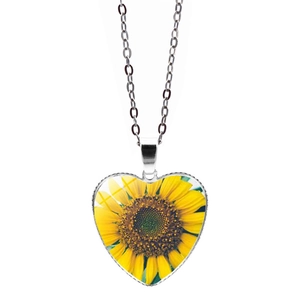 Collana con ciondolo a cuore girasole argento con pietra di vetro su sfondo bianco