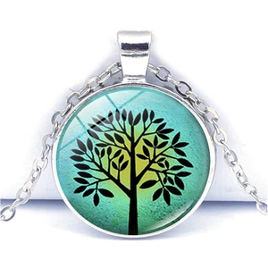 Detailaufnahme des Lebensbaum-Anhängers mit Silberrahmen und Glas-Cabochon-Verlauf