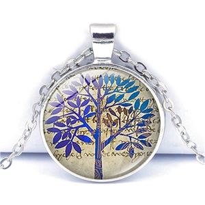 Detailaufnahme der Lebensbaum-Halskette mit blau-violettem Glas und Silberkette