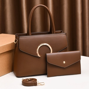 Ensemble sac à main marron foncé en cuir avec boucle dorée et bandoulière amovible