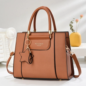 Sac à bandoulière en toile et cuir marron avec pendentif étoile sur fond minimaliste