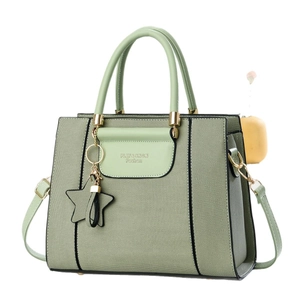 Sac fourre-tout tissé vert clair avec breloque étoile et détails dorés sur blanc
