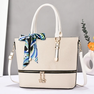 Borsa a secchiello patchwork a righe in tessuto intrecciato bianco crema con manico a foulard